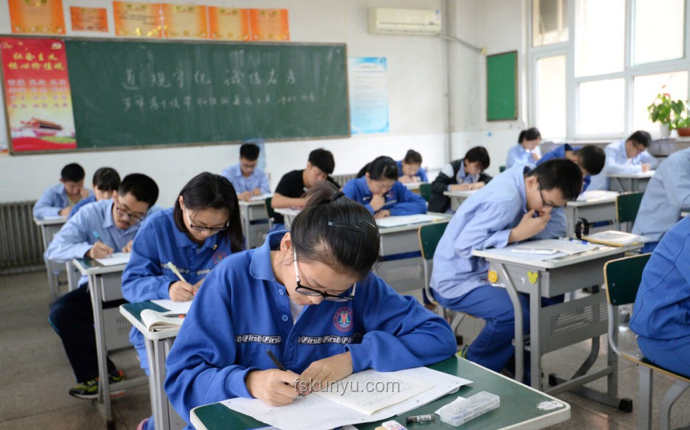 高考考场外家长整活趋势：从喧嚣走向理性